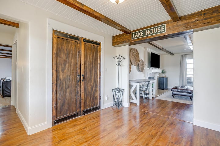 Njia ya kuingia yenye mwonekano wa sehemu ya mbele ya sebule iliyo na dawati mahususi la sehemu ya kufanyia kazi