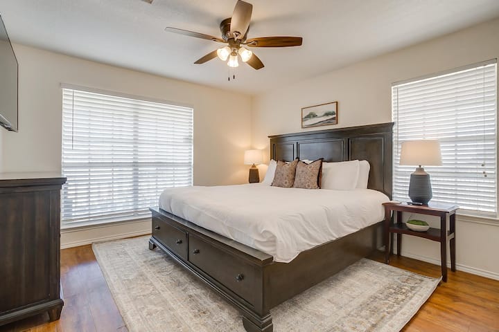 Master King Bedroom chini ya ghorofa karibu na bafu kamili.  Mwangaza na starehe na mwonekano wa dirisha mbili wa ua wa nyuma na ziwa.