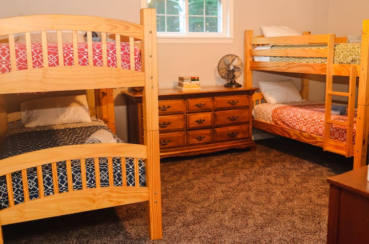 Bunkroom është një ëndërr për fëmijë me shumë depo dhe hapësirë për të luajtur.