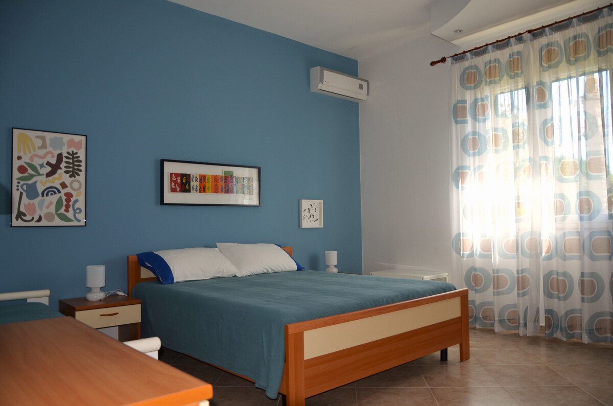 双人卧室和1张单人床