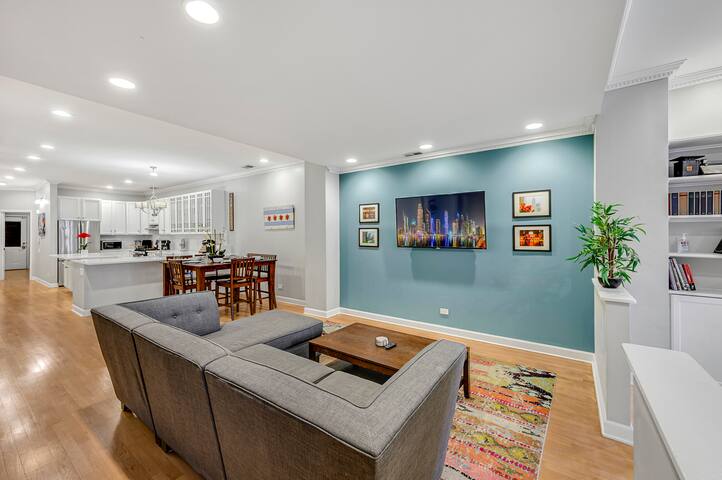 City Center Oasis: 3BR/2BA✔︎ Patio✔︎ Parking(2x) ✔︎ gallery image 3