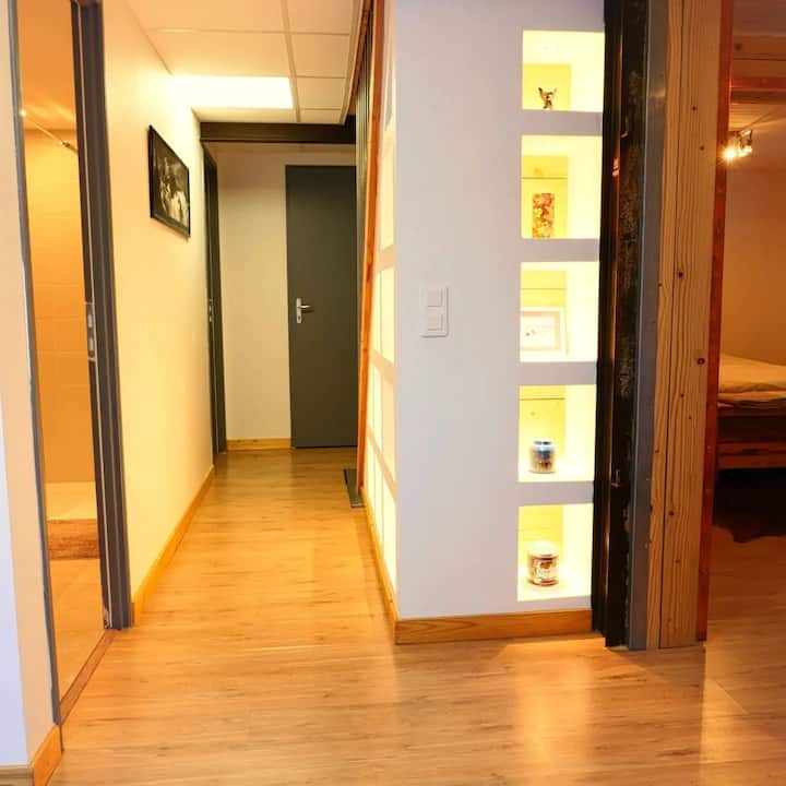 disfruta de este espacio de 50m2 con cama de matrimonio, baño, aseo, lavadero con lavadora y tendedero
Dos accesos exteriores dan al jacuzzi
