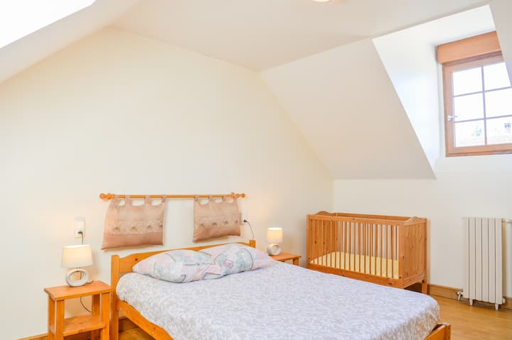 2 ème Chambre à l' étage avec un  lit double et lit de bébé