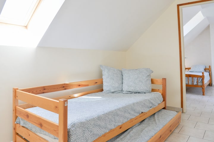 Lit  banquette à tiroir d'appoint ( 2 couchages)au sein du couloir à l' étage