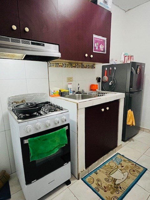 Shared full kitchen image 1 at Habitación #1 Colibrí in David