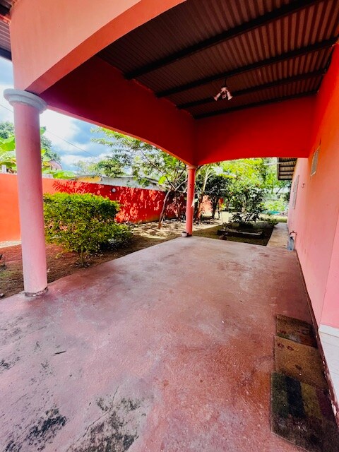 Garage image 1 at Habitación #1 Colibrí in David