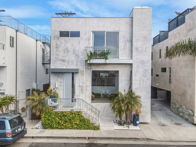 Architectural | Silver Triangle | Rooftop Deck gallery image 2