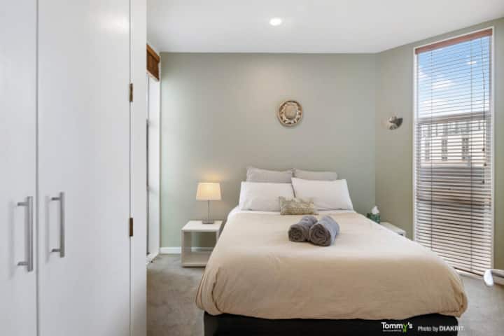 Letto matrimoniale con materasso Ecosa. 