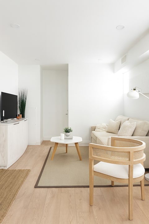 Top Airbnb: 1BR Oasis: Patio + 3 Car Spots, 1 min to Hospital in Kitchener