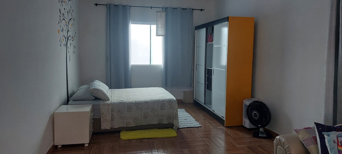 Prostor za spavanje, bračni krevet (Queen) i 1 dodatni madrac, mute sluga ima ladicu s ključevima, a u ormaru se nalazi posteljina, jastuci, vješalice, glačalo.