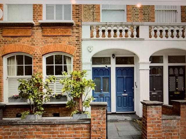 Stylish 2-bedroom garden flat with antique charm