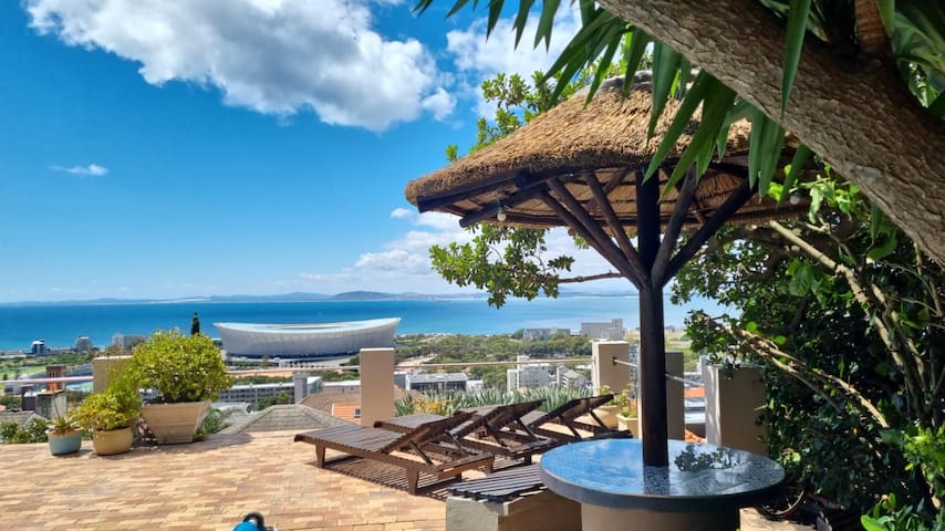 Spectacular views from charming house with pool !