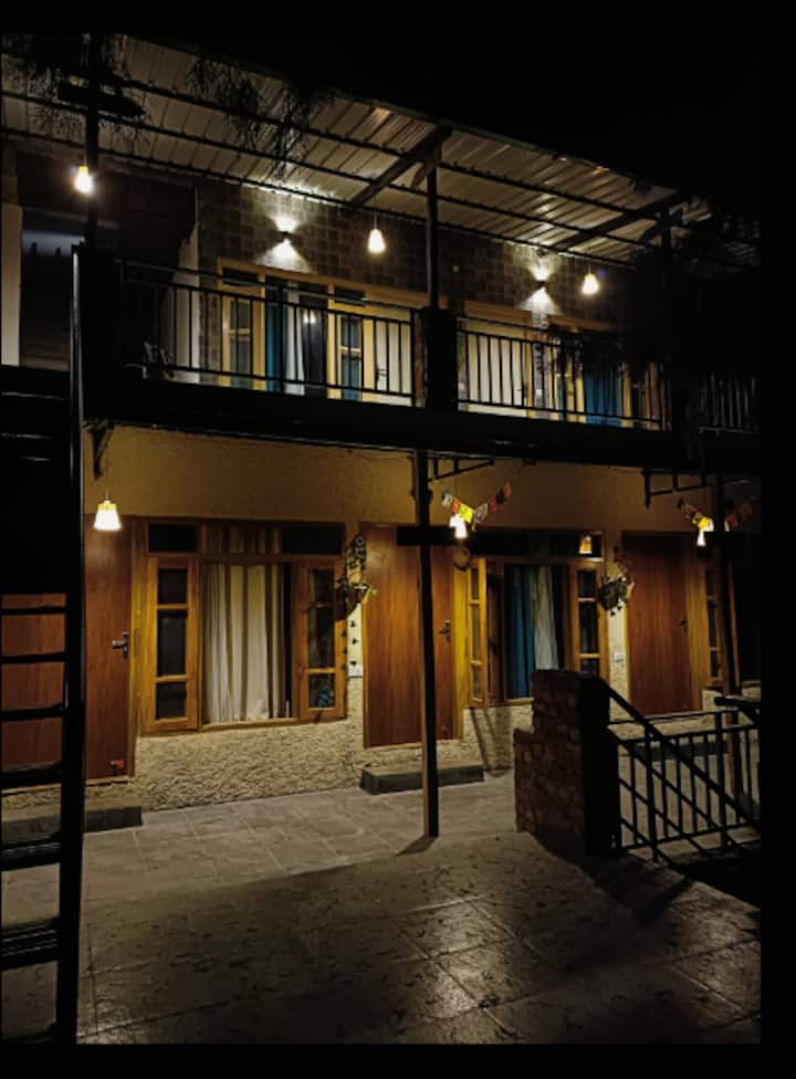 The Hill Story,
Entire Chalet, Offbeat,cozy - 穆索里