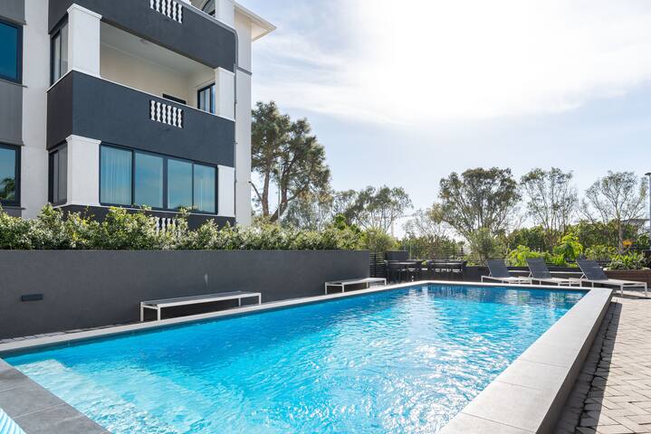 Elegant City Escape | Pool, Braai & Balcony Lounge gallery image 2