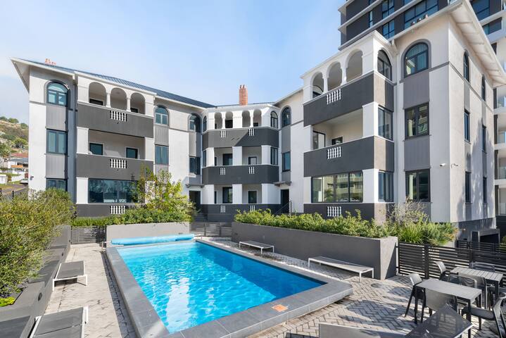 Elegant City Escape | Pool, Braai & Balcony Lounge gallery image 3