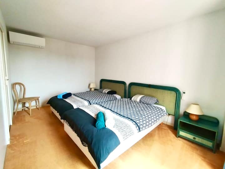 غرفة نوم بسريرين مزدوجين كبيرين 110 × 200 + حمام خاص بمرحاض + فناء صغير مع طاولة بيسترو وكرسيين