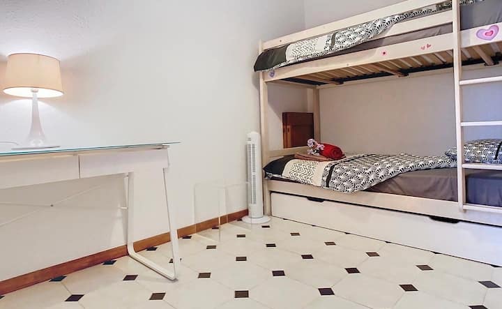 غرفة أطفال مع أسرّة بطابقين x3 - مروحة - بدون نافذة - مدخل عبر غرفة الطعام 