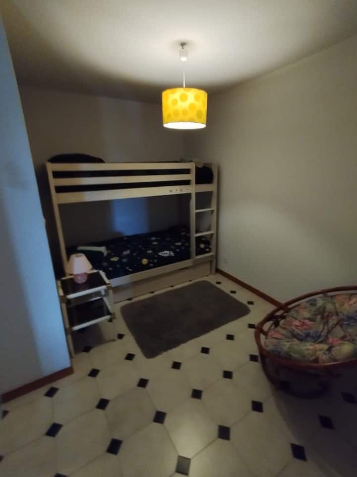 غرفة أطفال مع أسرّة بطابقين x3 - مروحة - خزانة كبيرة ورف - بدون نافذة - مدخل عبر غرفة الطعام 