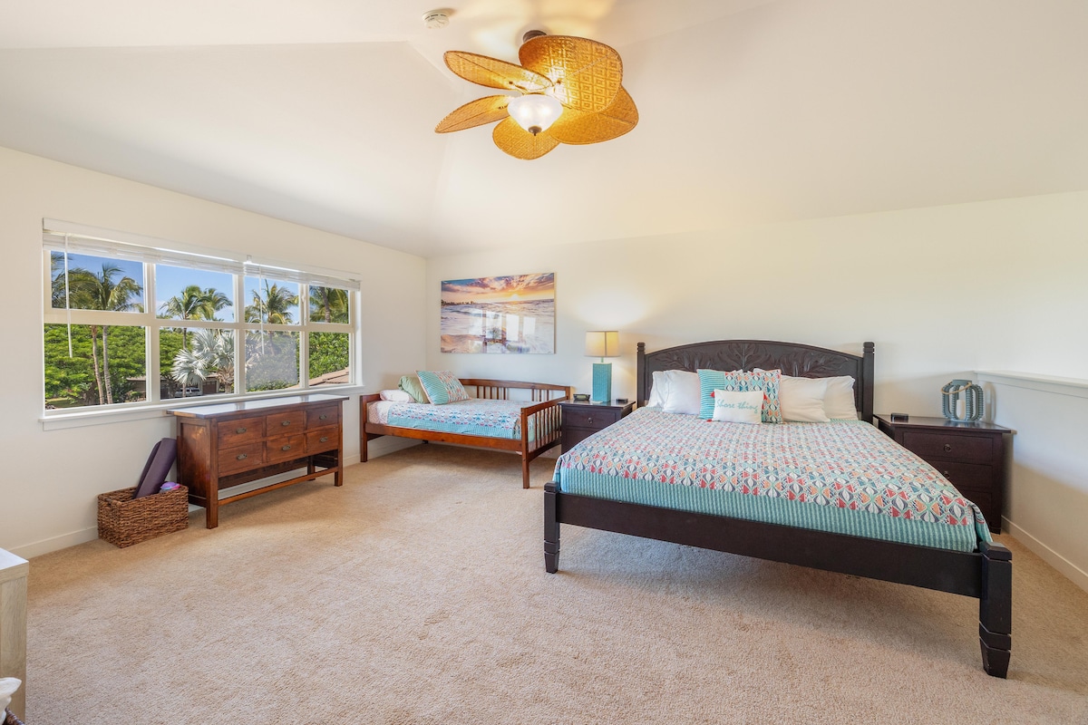 לופט בקומה העליונה עם מיטת יחיד ומיטת קינג סייז, כמו גם שולחן עבודה וטלוויזיה