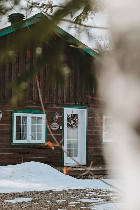 Riverfront cottage with mountain views!