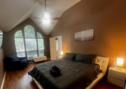 King Beds Pet Friendly 5B/2Ba in Lake Dallas