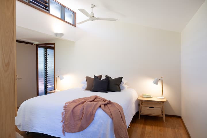 1 King bed OR 2 king single beds. Can be arranged either way.