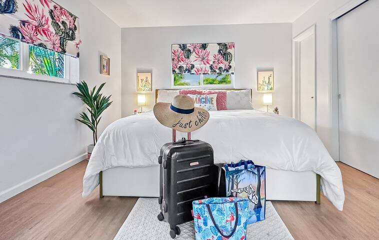 Canal Stay*Screened Heated Pool+Spa*KingBed*Kayaks gallery image 5