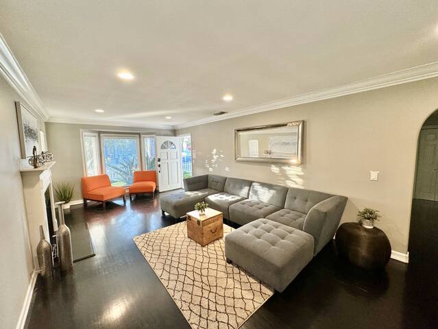 118 Sherman Oaks Family Home gallery image 2