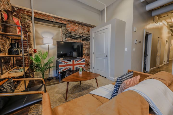 4br/2ba | 200mbps Internet | Luxury Keyless Entry gallery image 3