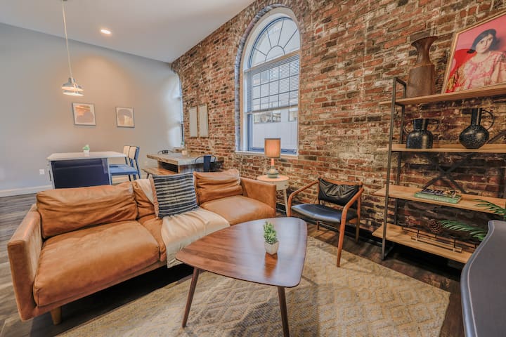 4br/2ba | 200mbps Internet | Luxury Keyless Entry