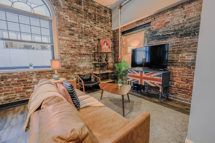 4br/2ba | 200mbps Internet | Luxury Keyless Entry gallery image 2