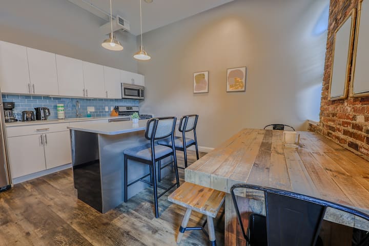 4br/2ba | 200mbps Internet | Luxury Keyless Entry gallery image 4