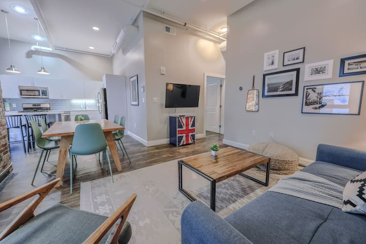 Designer Lux 4bed Loft | Steps to the State House