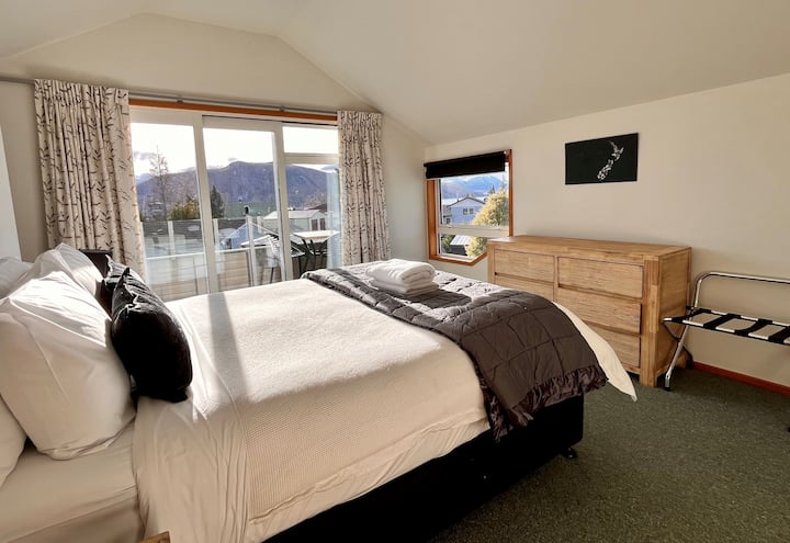 楼上是标准双人床卧室，通往阳台