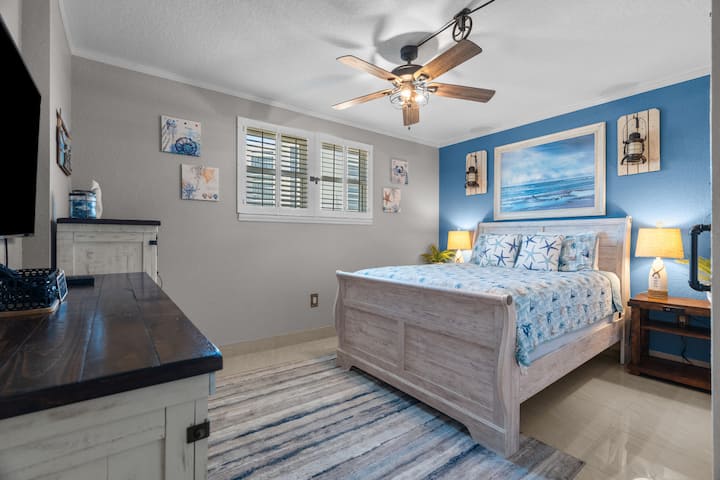 dormitorio principal con cama tamaño Queen