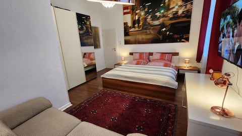 Top Airbnb: Top apartment on the Rhine - full of art with new bathroom in Düsseldorf