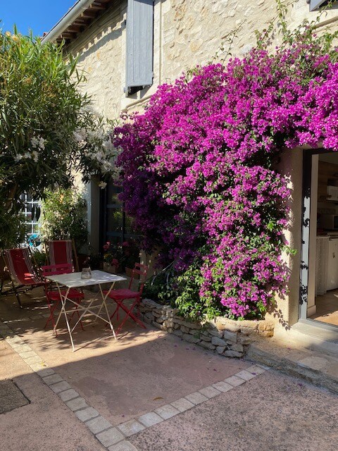 Annuncio Airbnb popolare: Historic center, small house on garden a Villeneuve Lès Avignon