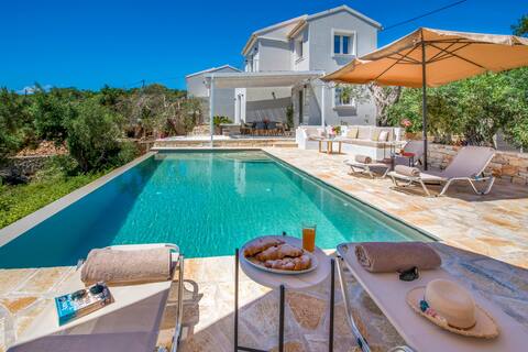 Island Breeze Villa: 3-Bedroom Villa with Pool