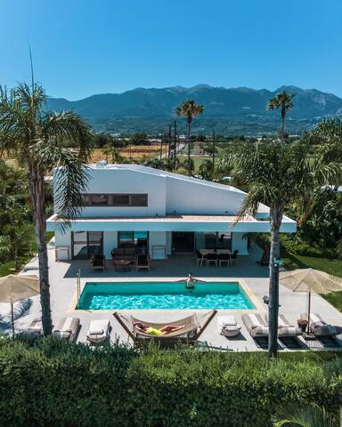 TAF All Villas Beachfront – Three Bedroom &TESLA i gallery image 4