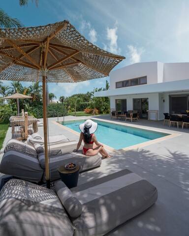 TAF All Villas Beachfront – Three Bedroom &TESLA i gallery image 2