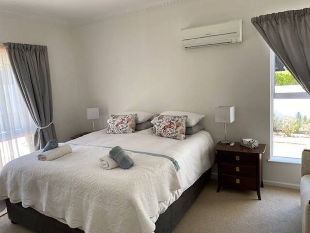 Charming Holiday Cottage on secure Golf Estate