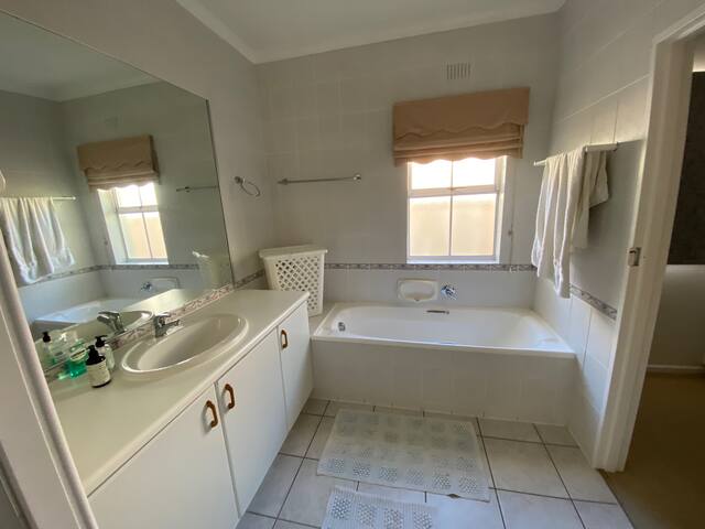 Charming Holiday Cottage on secure Golf Estate gallery image 3