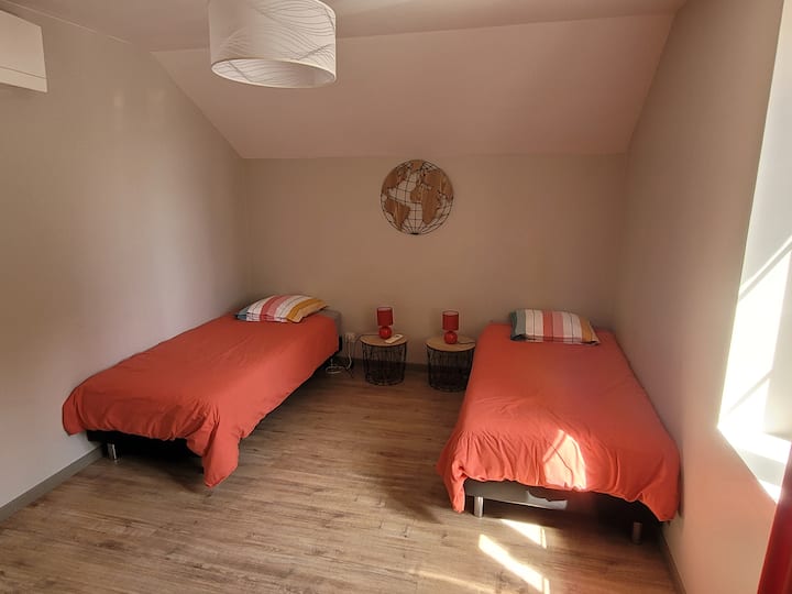 Chambre 2
2 lits simple (90x190)
Possibilité 1 couchage supplémentaire (matelas 90x190)