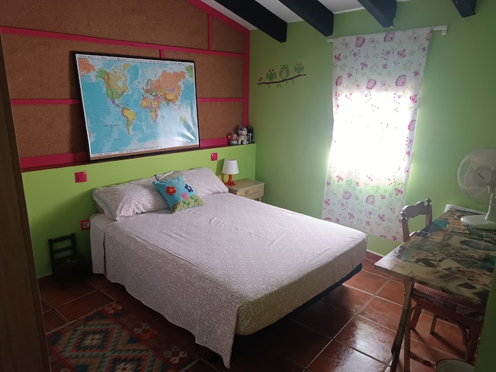 Es una cama de matrimonio de 135 de ancho por 180 de largo. 
Además, la habitación tiene mesa de trabajo.