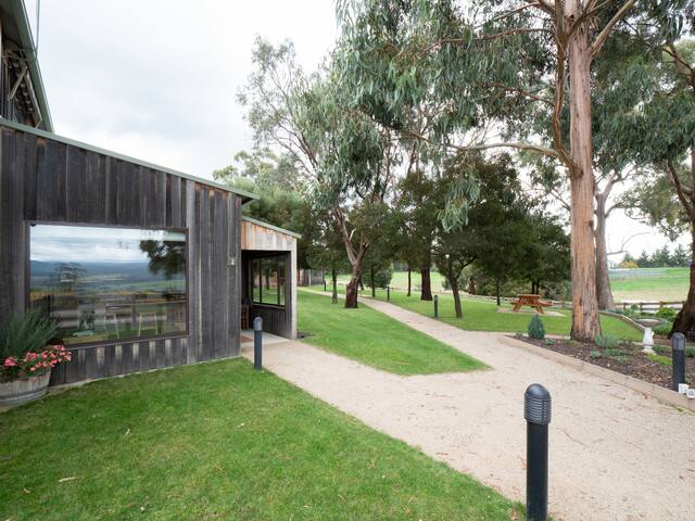 Retreat at picturesque Bundaleera Vineyard