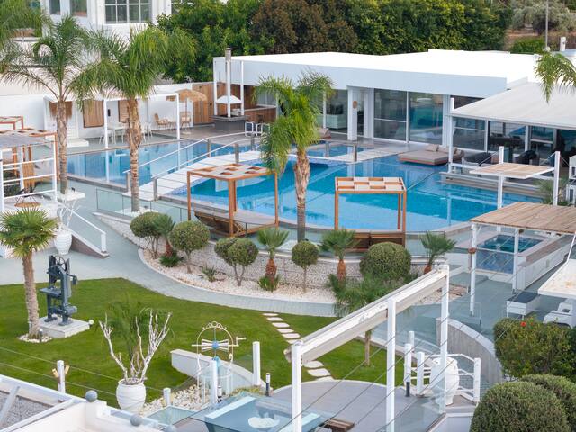 White Luxury Villa gallery image 5