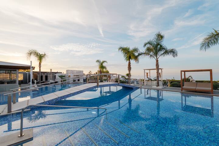 White Luxury Villa gallery image 3