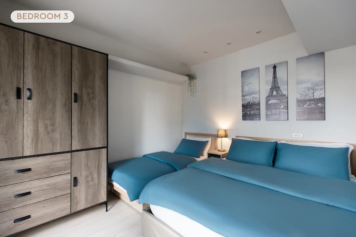 Chumba cha kulala cha 3 chenye starehe:
• Kitanda chenye ukubwa mara mbili
• Kitanda chenye Ukubwa mmoja
• Meza ya kando ya kitanda
• Kabati
• Mwangaza wa kutosha wa Asili
