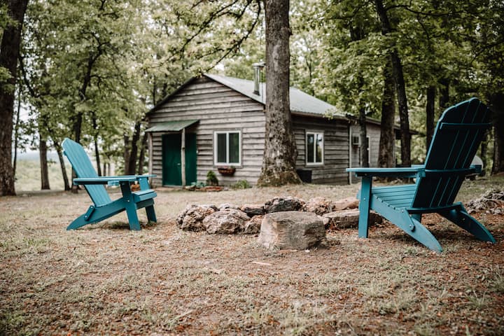 Cute Ozark Mountain Cabin In The Woods: A Quiet Escape Or Adventurous Exploring - Missouri