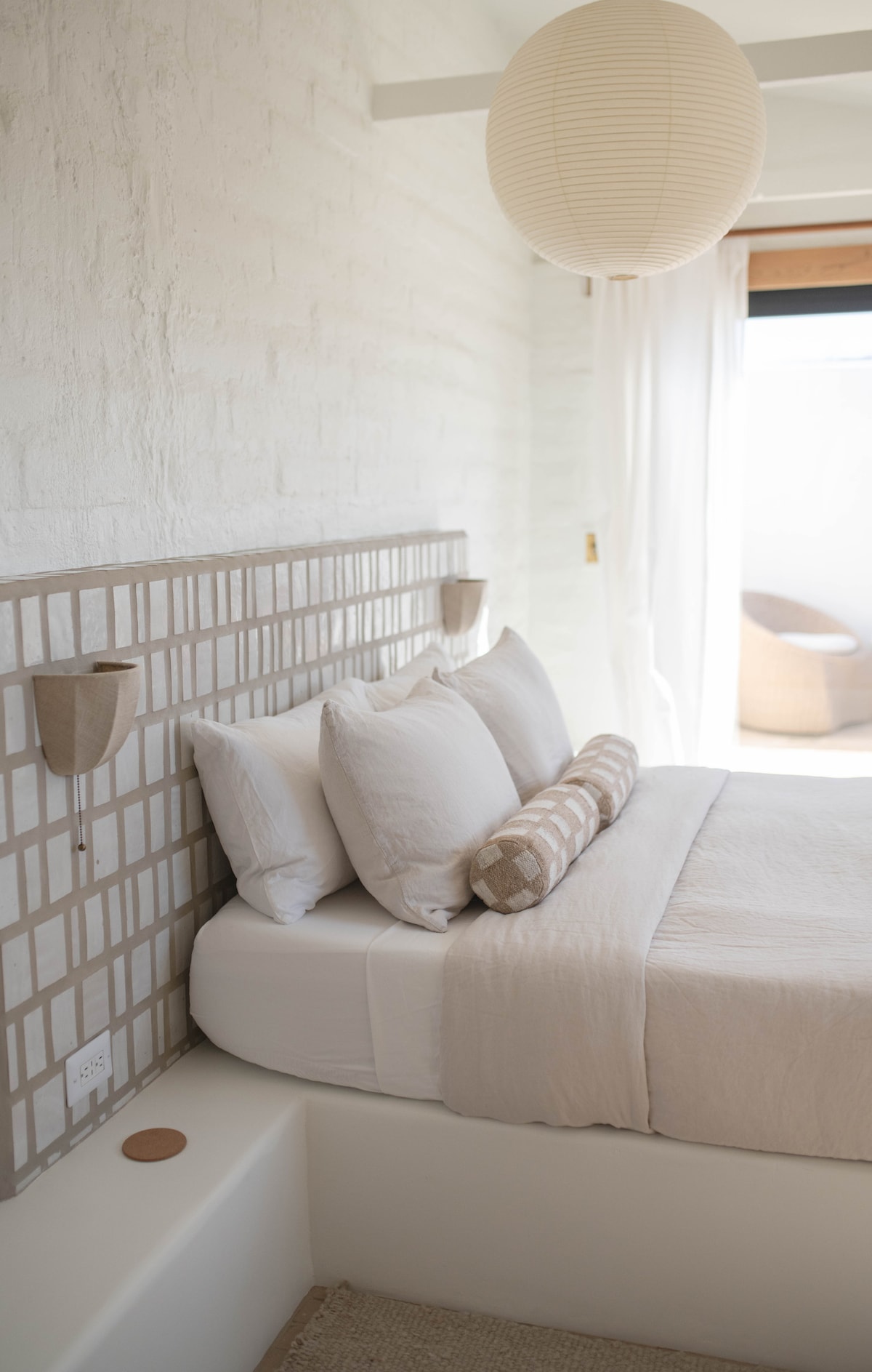 Reposez-vous profondément sur le matelas Tuft & Needle de taille queen avec des oreillers en duvet d'oie.